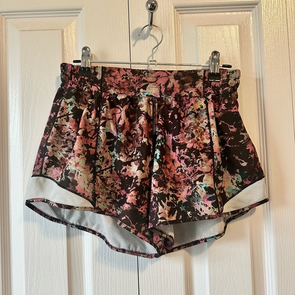 Lululemon hotty hot low rise lined short 4” size 6 - Picture 5 of 8